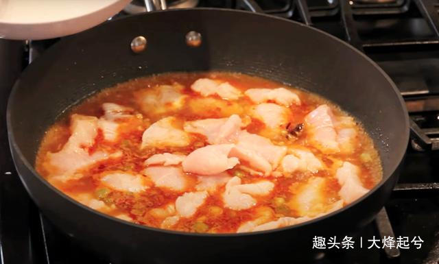 水煮鱼的家常少油做法，鱼片滑嫩，香辣可口制作简单