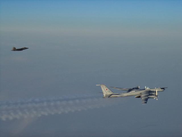 F-22伴飞图-142MK后,美国人突然发文称,记住越南!有何用意?