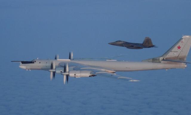 F-22伴飞图-142MK后,美国人突然发文称,记住越南!有何用意?