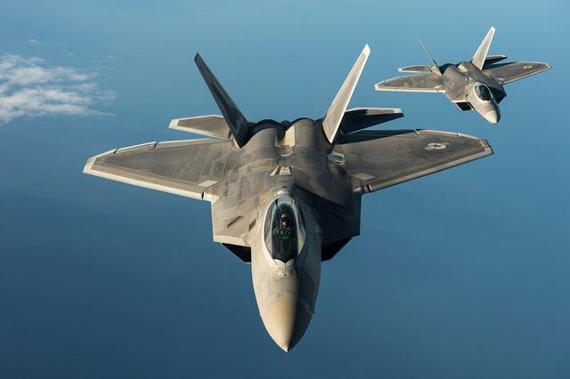 F-22伴飞图-142MK后,美国人突然发文称,记住越南!有何用意?