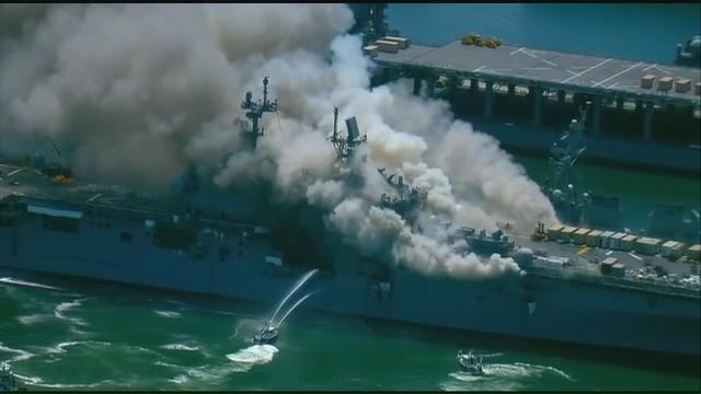 美国海军准航母爆炸起火，港口多艘舰艇紧急避让，专家：或要报废
