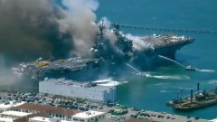 美国海军准航母爆炸起火，港口多艘舰