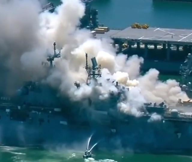 美国大型军舰突发火灾，至少21伤，还发生爆炸，现场浓烟滚滚