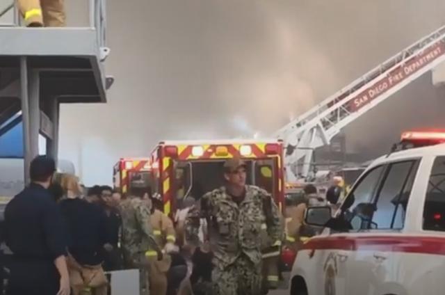 美国大型军舰突发火灾,至少21伤,还发生爆炸,现场浓烟滚滚