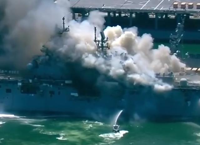 美国大型军舰突发火灾，至少21伤，还发生爆炸，现场浓烟滚滚