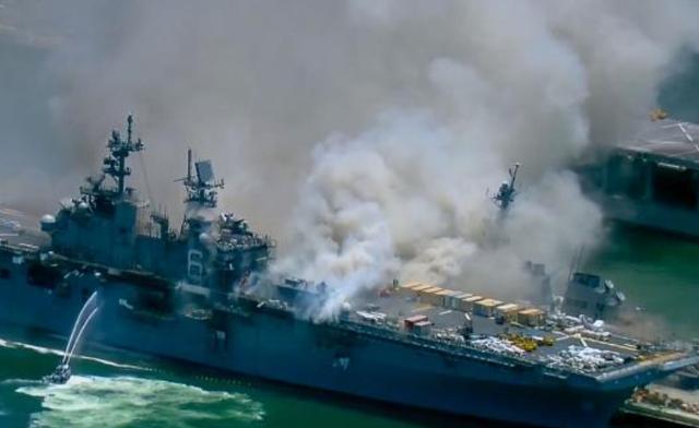 美国大型军舰突发火灾,至少21伤,还发生爆炸,现场浓烟滚滚