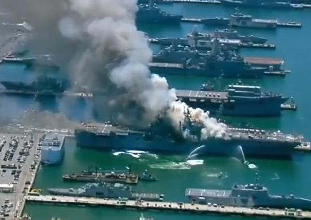 美国大型军舰突发火灾,至少21伤,还发生爆炸,现场浓烟滚滚