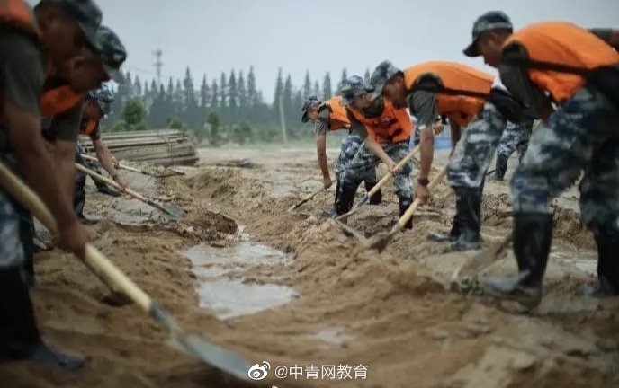 堪比大片！空降兵一昼夜封堵200米河堤决口