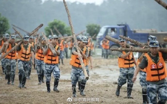 堪比大片！空降兵一昼夜封堵200米河堤决口