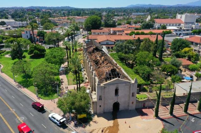 美国洛杉矶著名古迹圣盖博教堂被大火烧毁