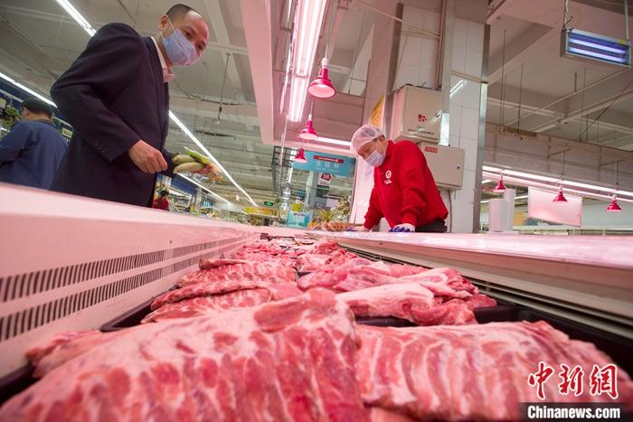 资料图：5月12日，山西省太原市一超市，消费者正在选购猪肉。 中新社记者 张云 摄
