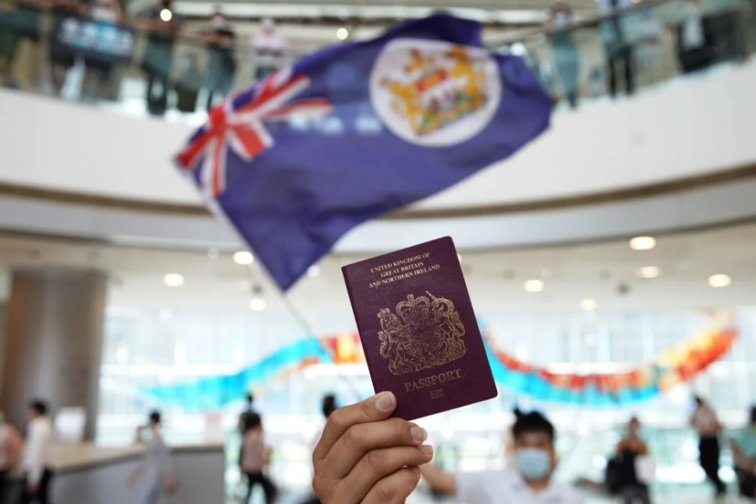 BNO护照与港英政府旗帜，图源：《南华早报》