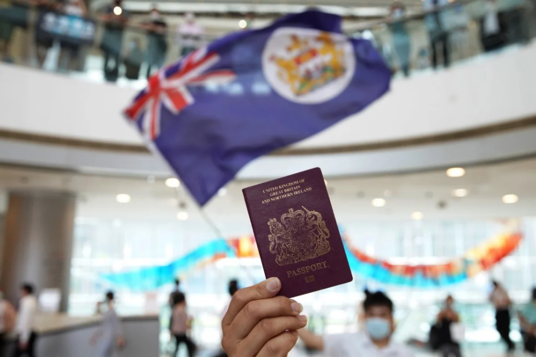 BNO护照与港英政府旗帜,图源:《南华早报》