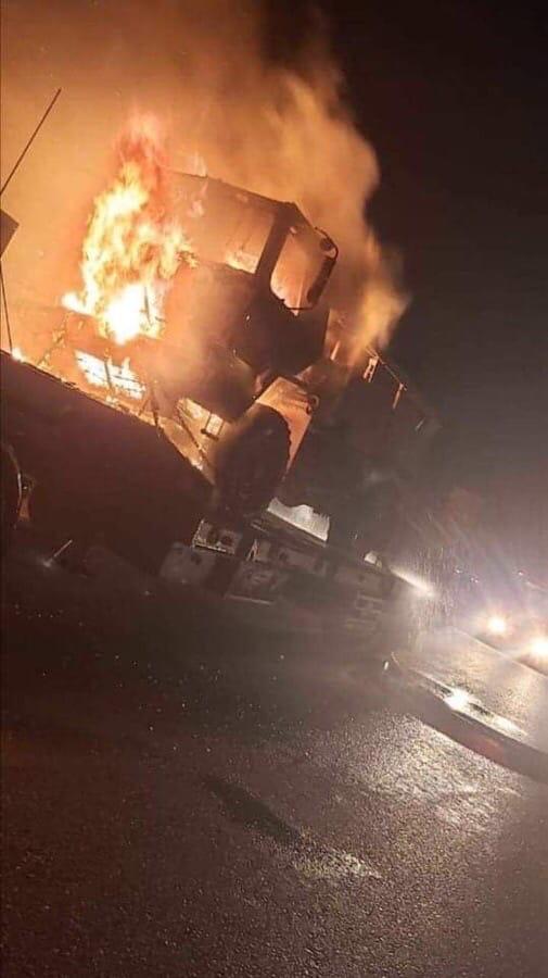 美军车队趁夜偷油,突遭袭击,战术卡车瞬间被打爆,大火映照夜空