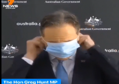 澳大利亚卫生部长示范戴口罩却蒙住双
