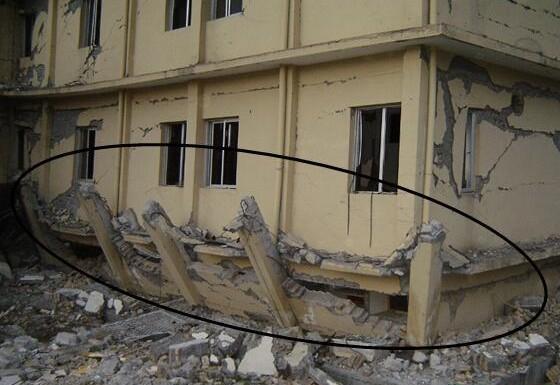 26层的高层住宅在地震中倒塌，顶楼和底楼哪个安全？