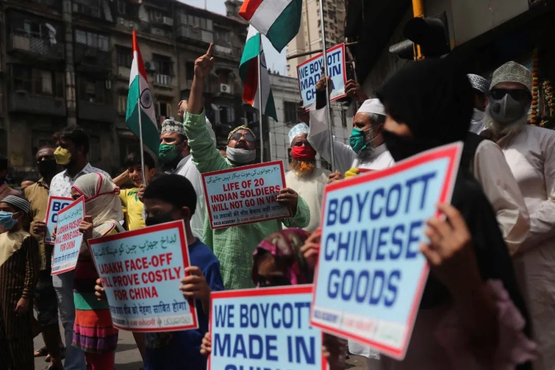 6月20日，印度孟买民众发起抗议示威，高呼“抵制中国商品”等口号。图源：美联社