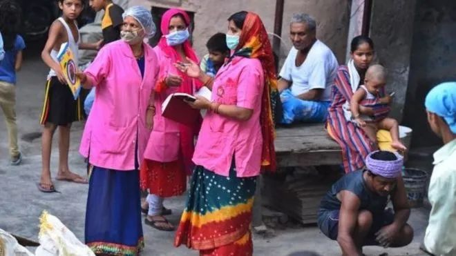 印度首都新德里，政府工作人员询问人们有无新冠肺炎症状。图源：GETTY IMAGES
