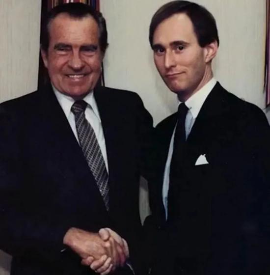  ·斯通与尼克松（左）
