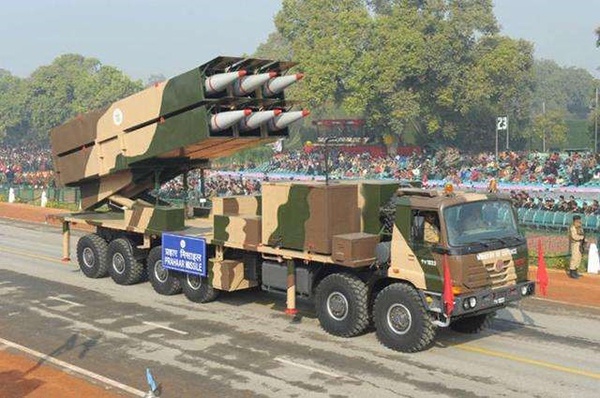  阅兵式上展示的“普拉哈尔”近程战术弹道导弹