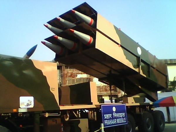  “普拉哈尔”导弹发射车一次可携带6枚导弹