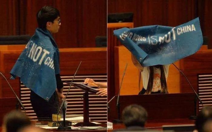 “香港国安法”实施后，一旦出现类似2016年宣誓时展示“港独”标语等行为，将不只是取消议员资格这么简单了。图自港媒