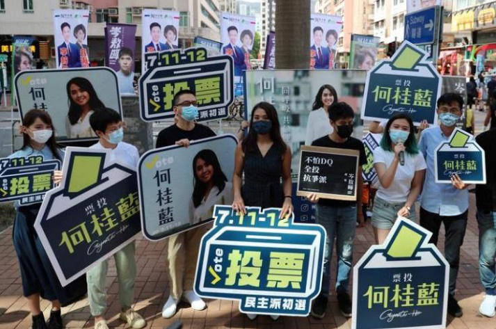 7月11日，参与反对派初选的候选人在街头拉票。图自法新社