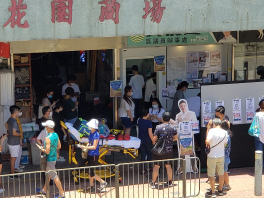 12日中午，青衣海悦花园商场票站，有不适者送医。图自：香港文汇报