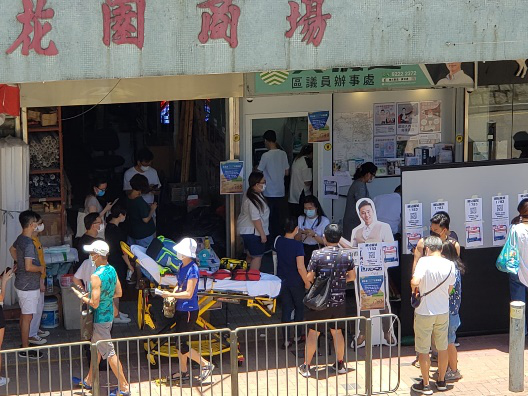 12日中午,青衣海悦花园商场票站,有不适者送医。图自:香港文汇报