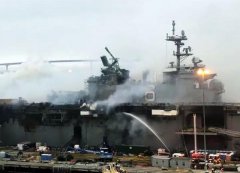 美军4万吨航母直接烧毁！