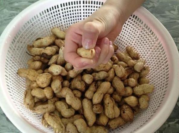 煮花生,别随便放调料!外婆用这方法煮了50年,软烂鲜香,还入味