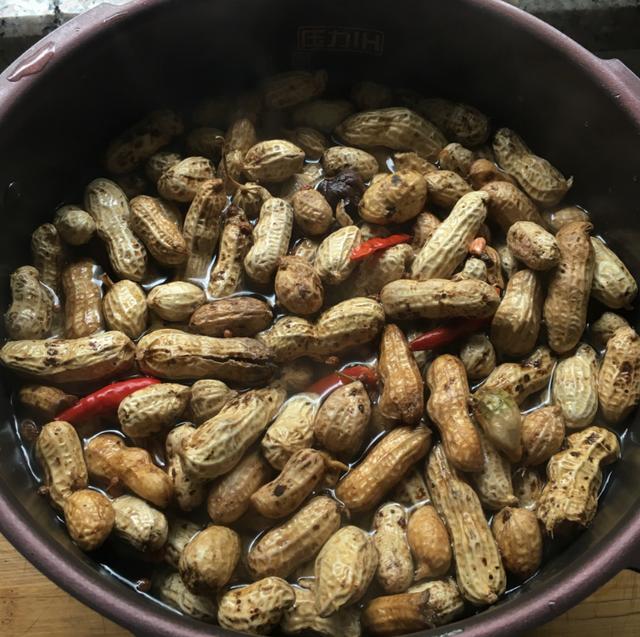 煮花生,别随便放调料!外婆用这方法煮了50年,软烂鲜香,还入味