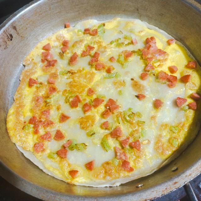 创意鸡蛋饼,不揉面不擀面,筷子一搅,轻松做出滑嫩可口的鸡蛋饼