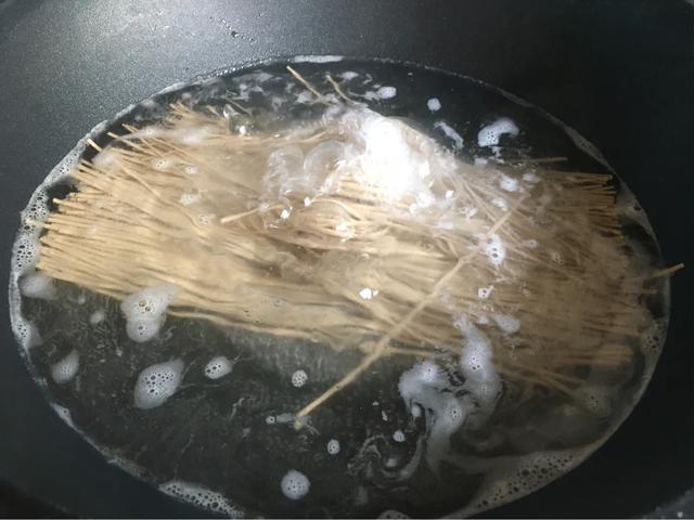 1把面条2个鸡蛋,创意一做,突破传统,还孩子一个印象深刻的六一