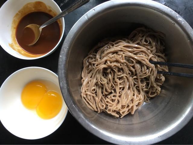 1把面条2个鸡蛋,创意一做,突破传统,还孩子一个印象深刻的六一