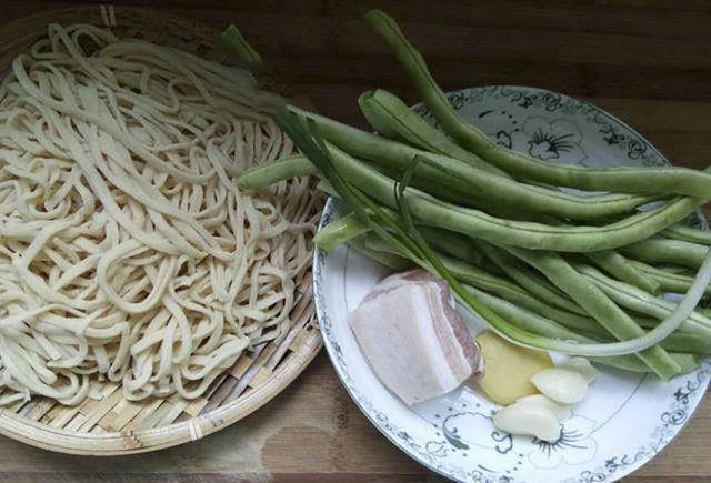 做豆角焖面,先煮面还是直接焖?其实都不如用这招,不粘还入味