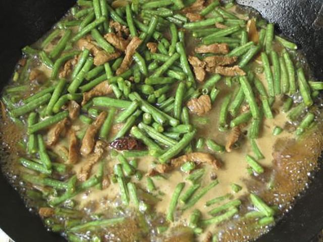 做豆角焖面,先煮面还是直接焖?其实都不如用这招,不粘还入味