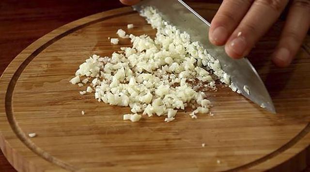 做豆角焖面,先煮面还是直接焖?其实都不如用这招,不粘还入味