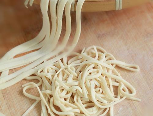 做豆角焖面,先煮面还是直接焖?其实都不如用这招,不粘还入味