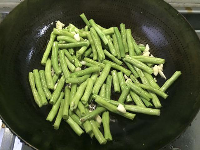 做豆角焖面,先煮面还是直接焖?其实都不如用这招,不粘还入味
