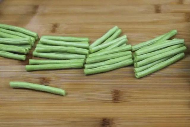 做豆角焖面,先煮面还是直接焖?其实都不如用这招,不粘还入味