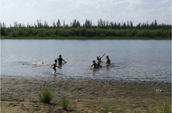 正在湖中玩耍的西伯利亚儿童（美联社）
