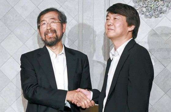2011年的补缺选举中，得益于首尔大学教授安哲秀（右）的让步，朴元淳（左）顺利当选首尔市长。