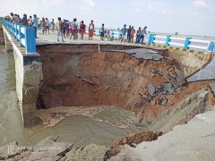 印度比哈尔邦刚落成的大桥被冲毁