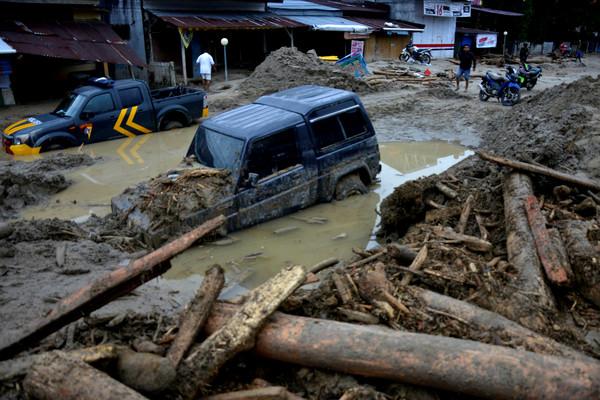 印尼苏拉威西暴雨 泥流洪水淹没6镇　至少21人死亡