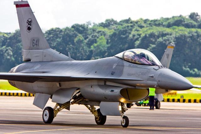 坠机全覆盖，美空军又一F-16坠毁，飞行员跳伞逃生