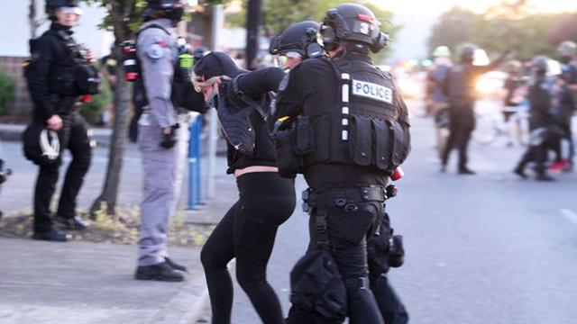 美国警察对“起义军”发出最后通牒:一枚迫击炮弹炸进波特兰法院