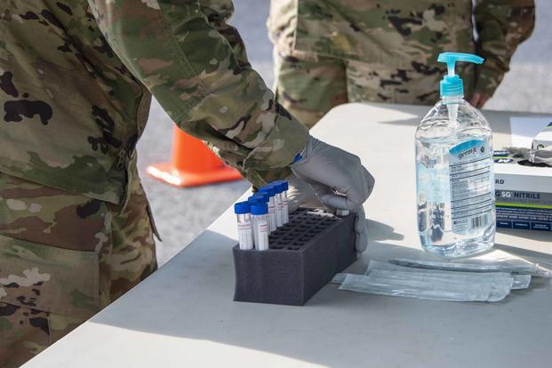 美军部队对士兵进行新冠病毒检测
