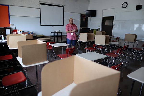 当地时间2020年7月14日，美国加州洛杉矶，教职员工在学校忙碌。人民视觉  图