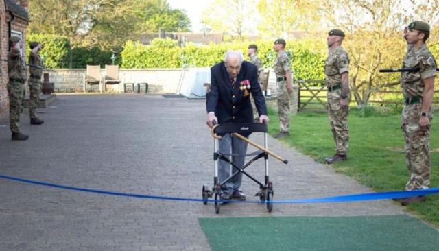 现年100岁的英国退伍老兵汤姆·穆尔上尉。